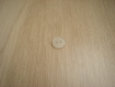Deux boutons creux blanc transparent nacré   8-111