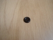 Quatre boutons plastique noir en creux   17-65