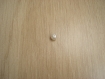Deux perles en plastique ivoire nacré   25-12