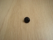Trois boutons à queu plastique bombé noir travaillé   26-93