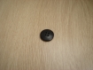 Quatre boutons plastique moyen noir avec rebord   17-41