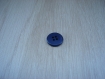 Cinq boutons bleu marine sans rebord   13-74