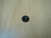 Cinq boutons plastique noir creux rond   26-35  +1