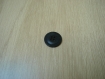 Cinq boutons plastique noir creux rond   26-35  +1