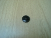 Cinq boutons en plastique noir brillant avec rebord    17-6+3 