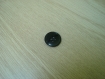 Cinq boutons en plastique noir brillant avec rebord    17-6+3 