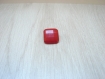 Boutons à queu rouge avec motif facette carré   6-31