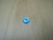 Petit bouton bleu nacré en creux  19-181