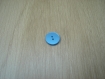 Petit bouton bleu nacré en creux  19-181