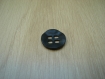 Grand bouton plastique noir en creux  17-112