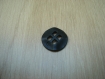 Grand bouton plastique noir en creux  17-112