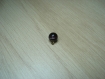 Deux boutons à queu en verre violet en forme de boule   25-76