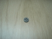 Trois boutons en pate de verre gris avec rebord   14-112