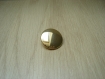 Gros bouton à queu en métal doré  4-107