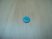 Trois boutons turquoise nacré en creux  19-202