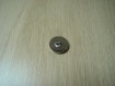 Bouton en metal argenté avec décor traissage  4-106