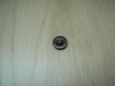 Deux boutons bois compressé marron 20-85