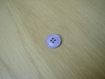 Deux boutons plastique violet avec rebord  2-81