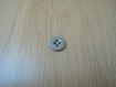 Deux boutons plastique gris en creux au centre  22-56
