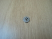 Deux boutons plastique gris en creux au centre  22-56