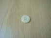 Deux boutons en pate de verre blanche avec sillon  17-100