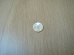Deux boutons en nacre blanche avec forme  29-47