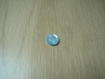 Deux boutons perle applatie bleu nacré  18-114