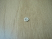 Petit bouton en pate de verre multiple forme blanc  17-108