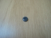 Cinq boutons pate de verre gris moyen avec rebord   10-69   +4