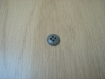 Deux boutons plastique gris moyen en creux au centre  22-62