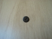 Deux boutons en metal noir avec inscription  26-109