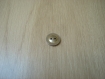 Trois boutons en metal argenté avec décor doré blason 5-36