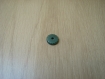 Deux boutons plat cranté en plastique vert  3-107
