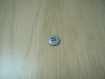 Trois boutons plastique gris avec rebord  22-66
