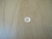 Deux boutons en nacre blanche contour taillé  8-106