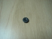 Trois boutons plastique gris foncé en creux au centre  22-68