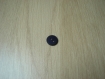 Trois boutons bleu violet nacré en creux   28-28