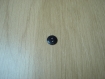 Quatre petit boutons plastique bleu marine  13-110