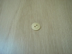 Deux boutons imitation ivoire rebord plat milieu creux  11-50