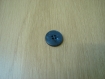 Deux boutons multiple forme bleu nacré 28-55