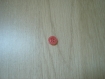 Petit bouton rouge nacré avec inscription   22-72