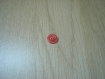 Petit bouton rouge nacré avec inscription   22-72