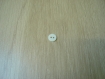 Deux petit boutons rond blanc milieu creux   30-28