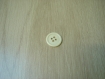 Deux boutons plastique ivoire avec rebord  3-97