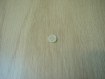 Cinq boutons en pate de verre blanche en creux avec rebord  30-23  +4
