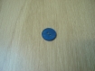 Deux boutons plastique creux bleu reflet nacré   28-38