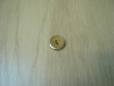 Deux boutons métal rond doré argenté avec quadrillage  5-86