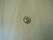 Deux boutons métal rond doré argenté avec quadrillage  5-86
