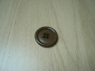  gros bouton marron avec rebord veinage transparence   21-10