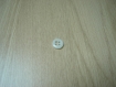 Cinq boutons en pate de verre blanche en creux  30-41 +1